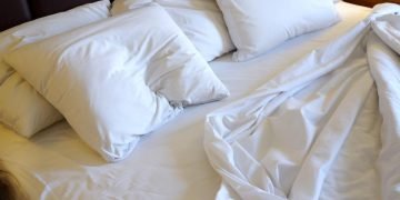 незаправленная постель