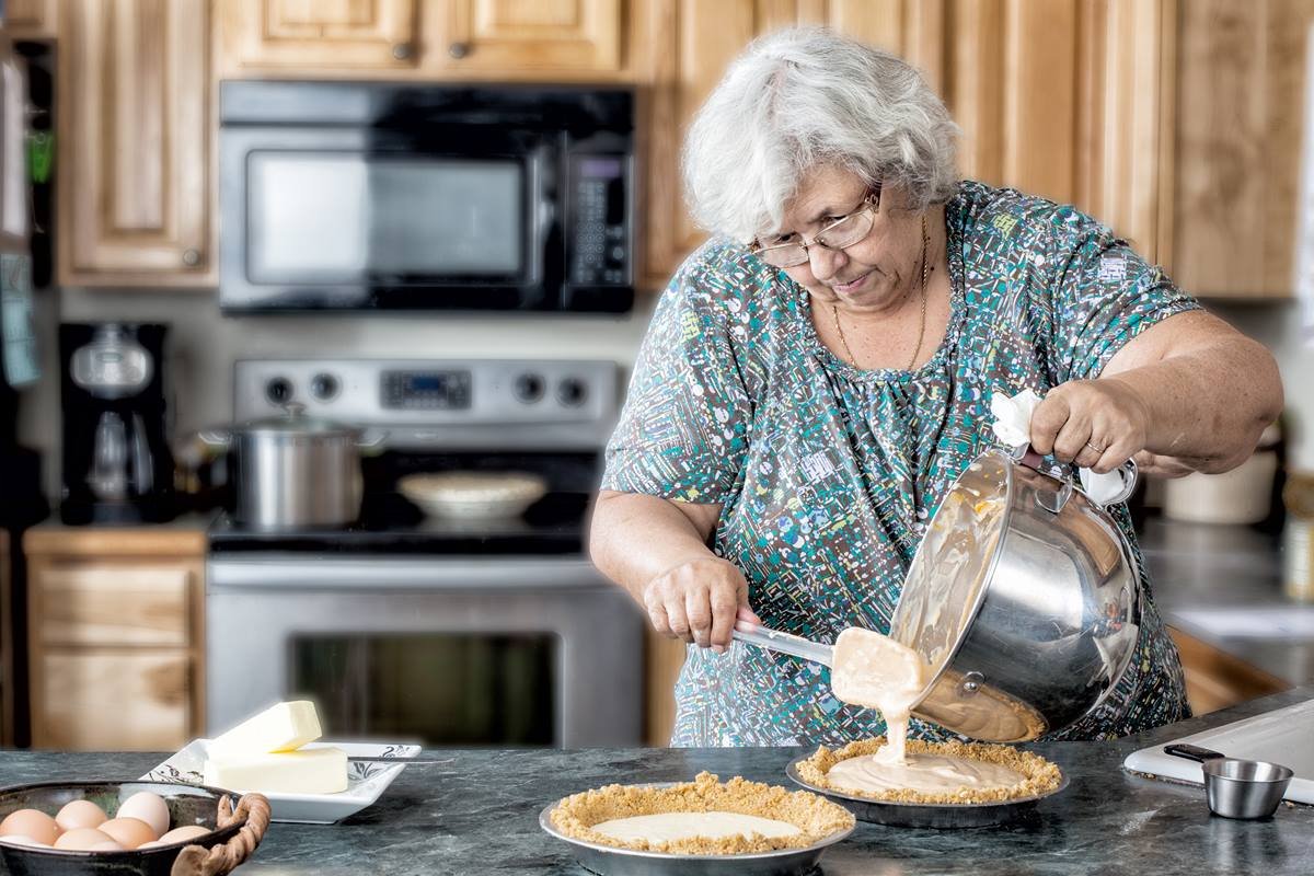 Бабушка готовит