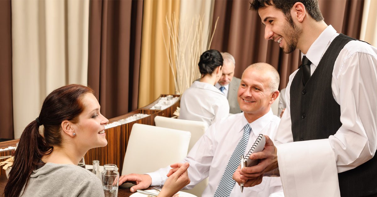 Официант в ресторане