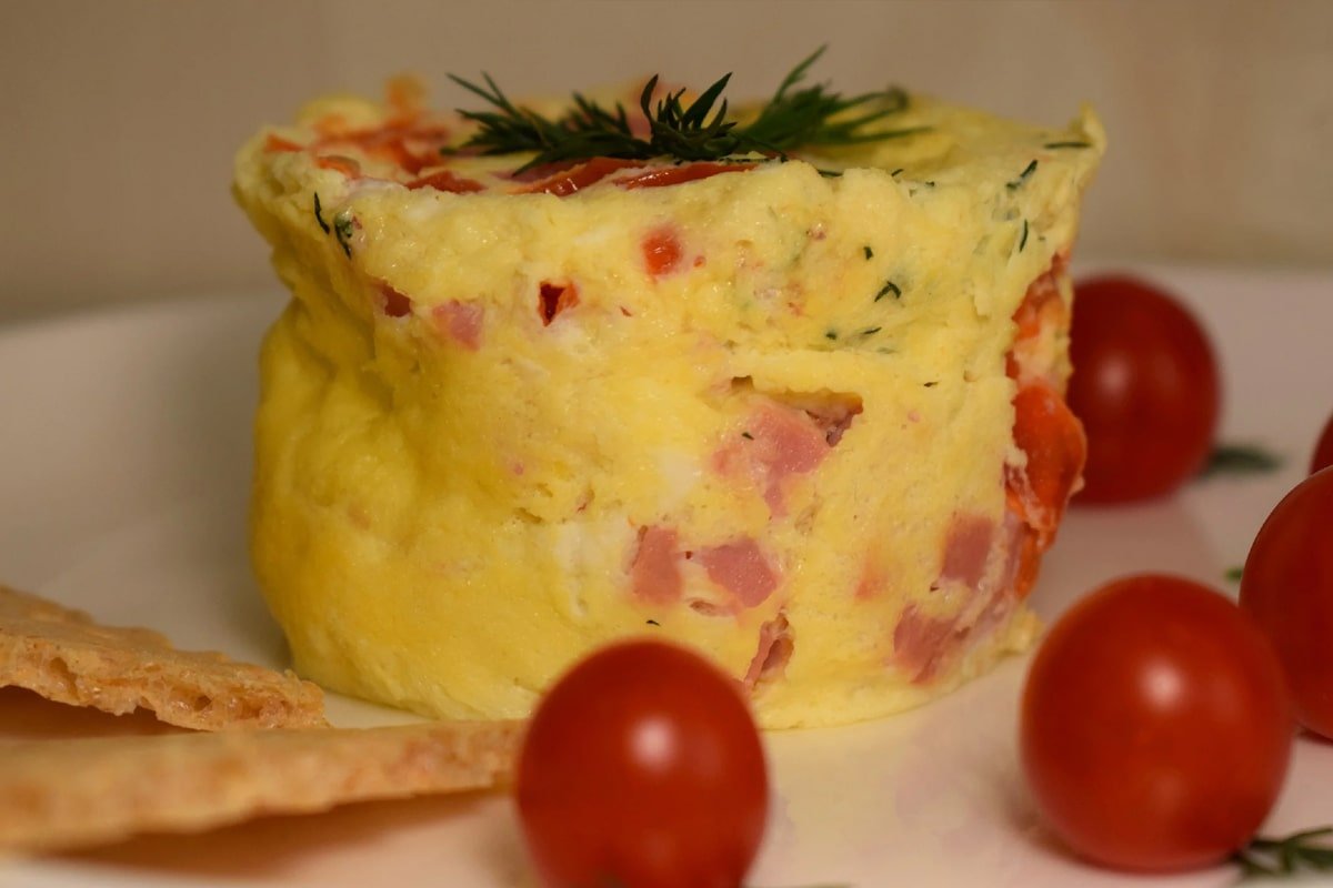 омлет в микроволновке на тарелке