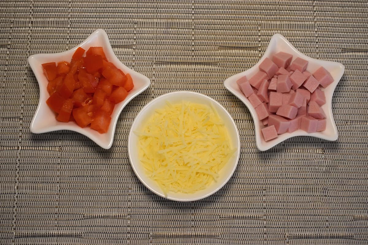 порезанные ингредиенты на тарелках