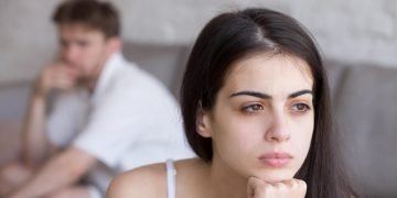 парень смотрит на других