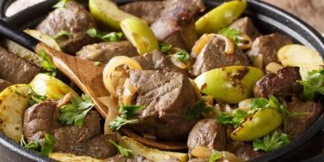 Печень с яблоками