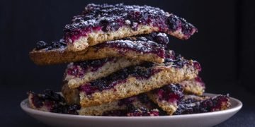 Пирог с черной смородиной