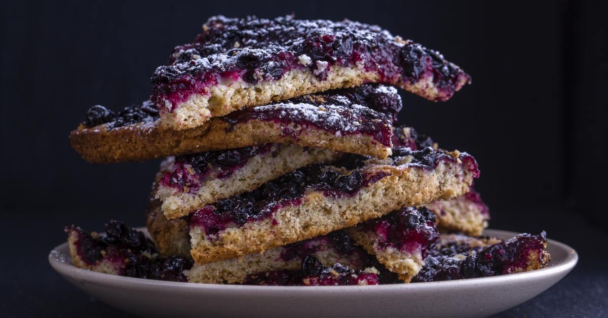 Пирог с черной смородиной