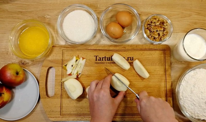 пирог с яблоками и орехами