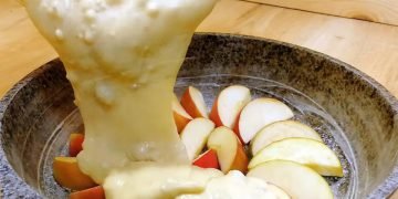 Пирог с яблоками на сковороде