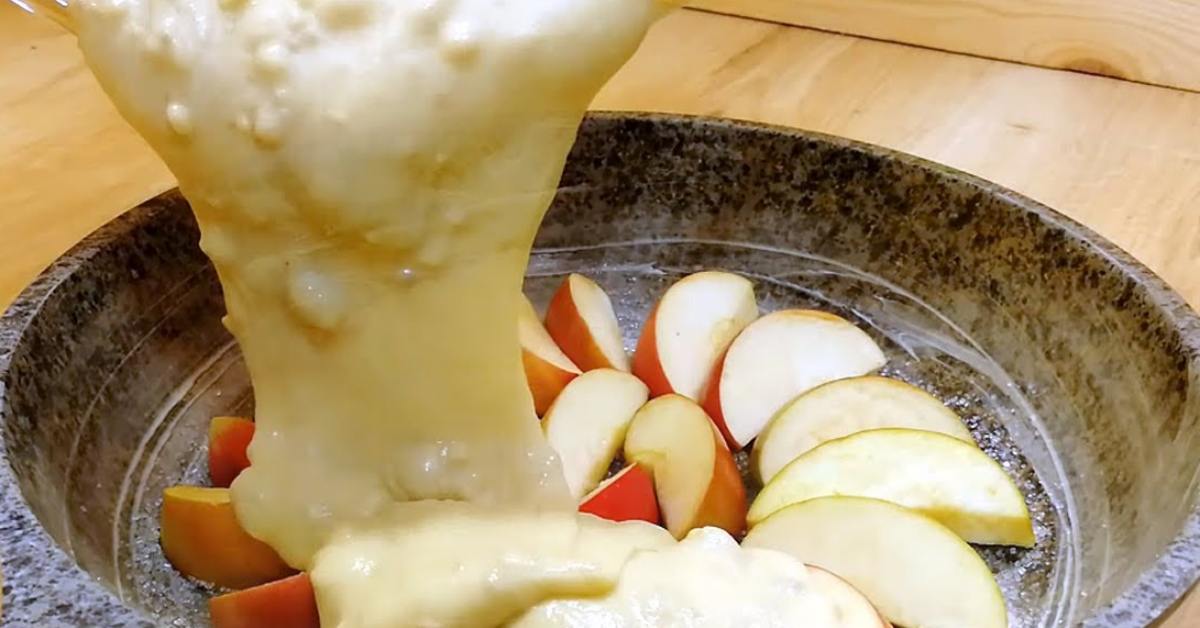 Пирог с яблоками на сковороде