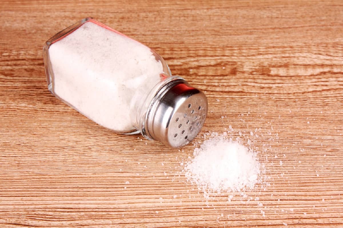 Почему надо мыть полы с солью