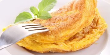 почему не стоит добавлять молоко в омлет