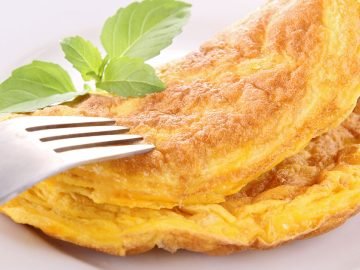 почему не стоит добавлять молоко в омлет