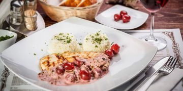 Почему в ресторанах тарелки блестят