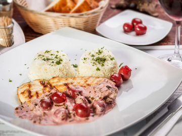 Почему в ресторанах тарелки блестят