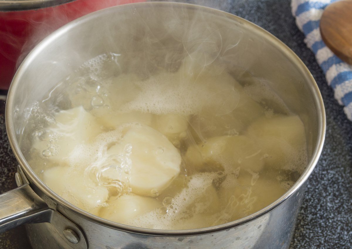 Картошку кидать в кипящую воду. Картошка в кастрюле. Картошка кипит в кастрюле. Вареная картошка в кастрюле. Вареный картофель в кастрюле.