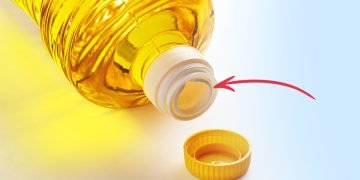 Подсолнечное масло в пластиковой бутылке