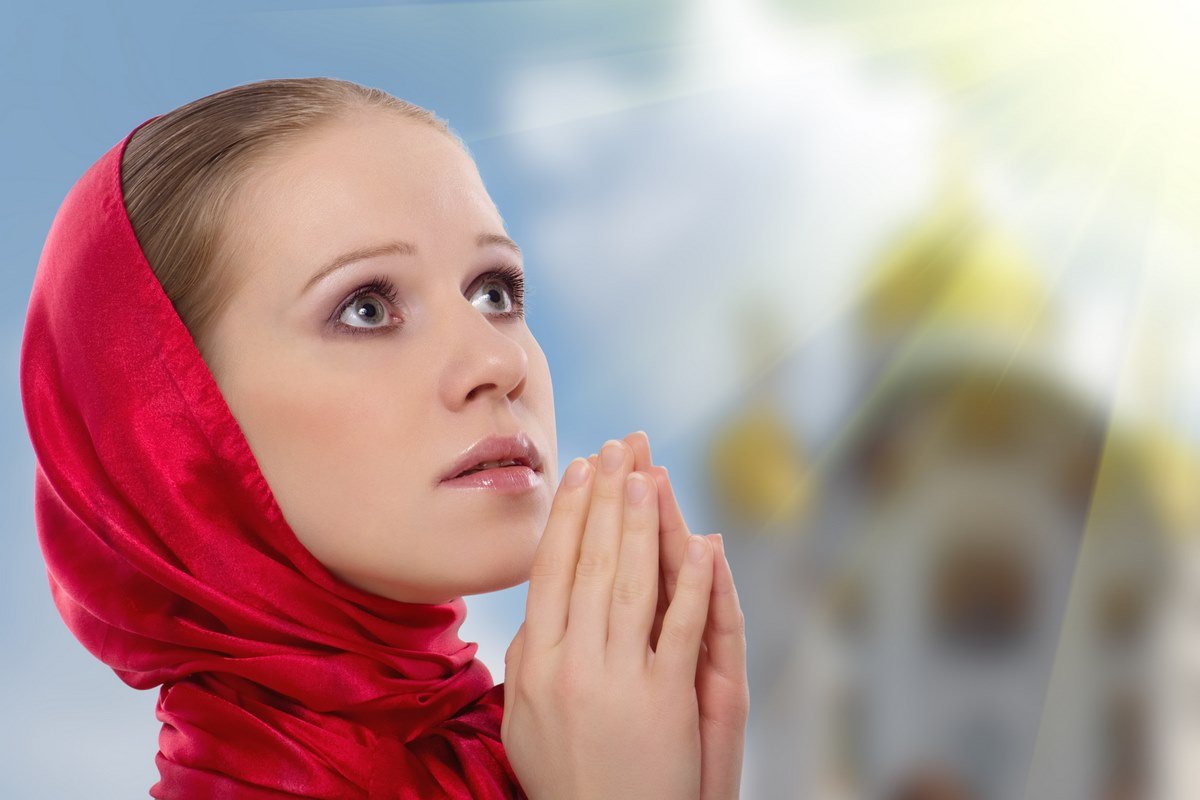 Девушка в платке молится