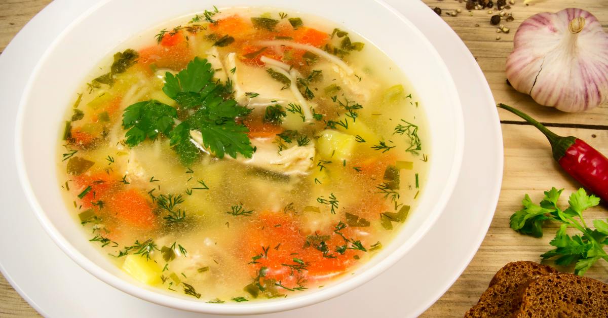 Суп из бедрышек. Куриный суп из ножек и бедер. Польза супа. Правда ли что суп полезен. Польза супа для волос.