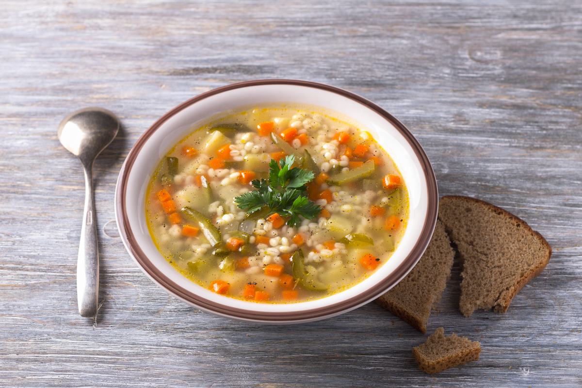 Перловка с маринованными огурцами. Рассольник на деревянном столе. Картинка суп рассольник jpg разрешение.