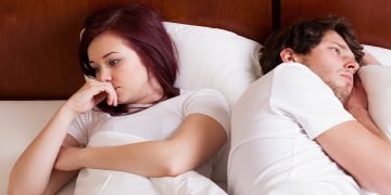 поворачиваться спиной