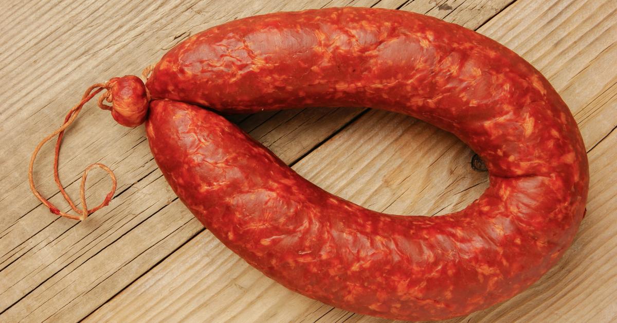 Приготовление домашней колбасы со специями в духовке
