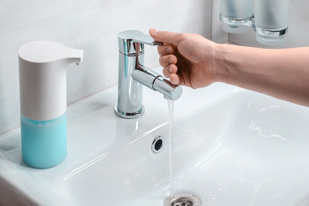 белая раковина в ресторане