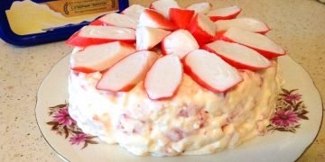 Простой салат с крабовыми палочками