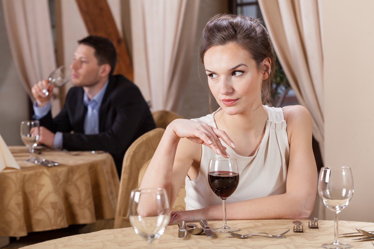 Фото в ресторане за столом с вином