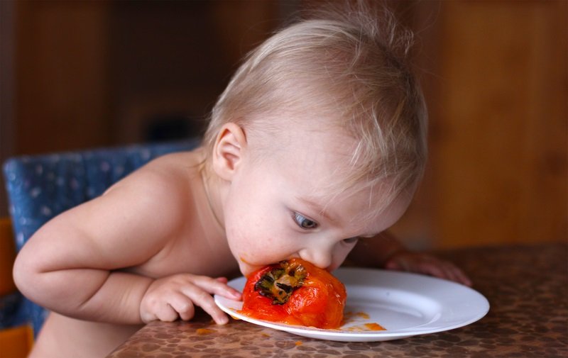 Ребенок ест самостоятельно