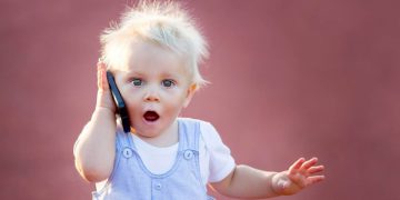 Ребенок сидит в телефоне