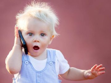 Ребенок сидит в телефоне