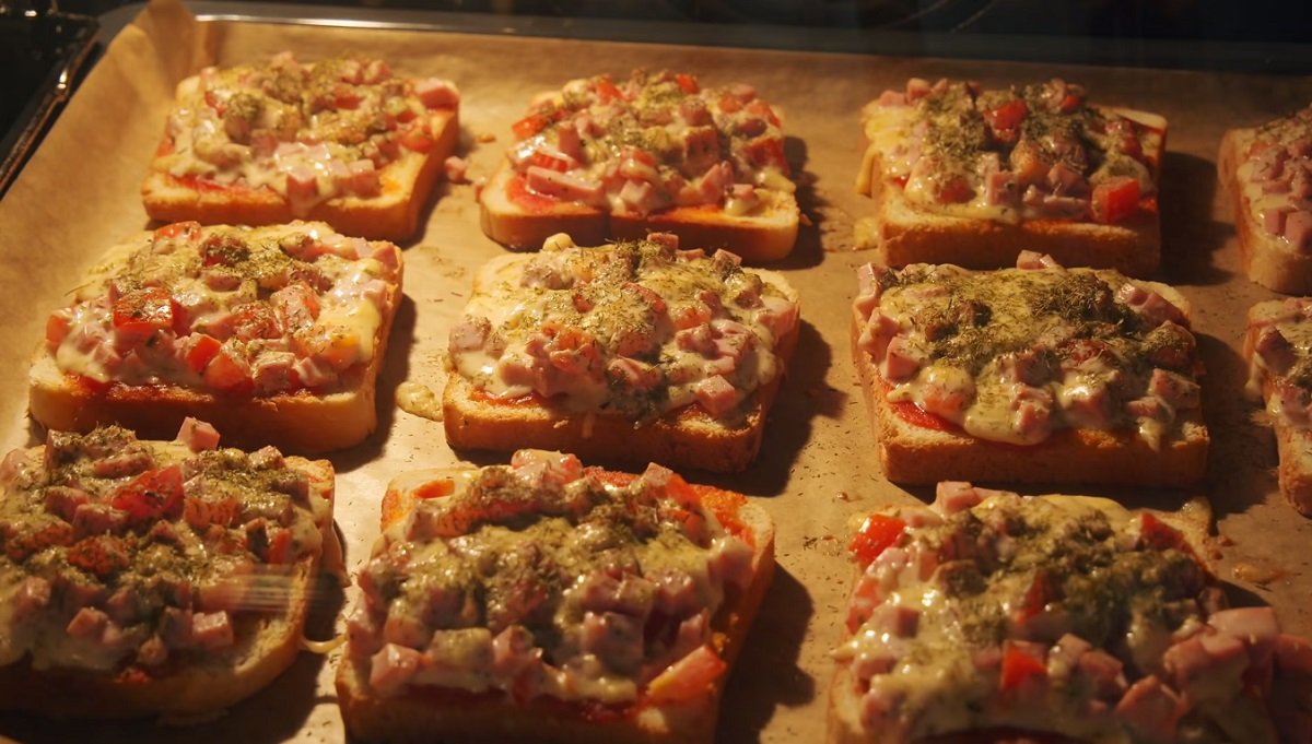 мини-пицца на хлебе