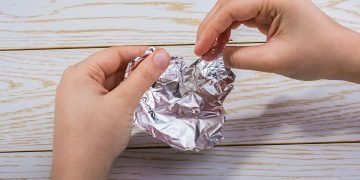 руки в фольге