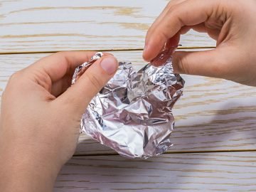руки в фольге