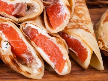 рулетики из блинов с красной рыбой