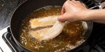 рыба на сковородке