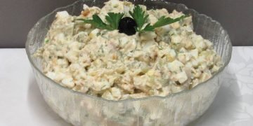 Рыбный салат с яйцом