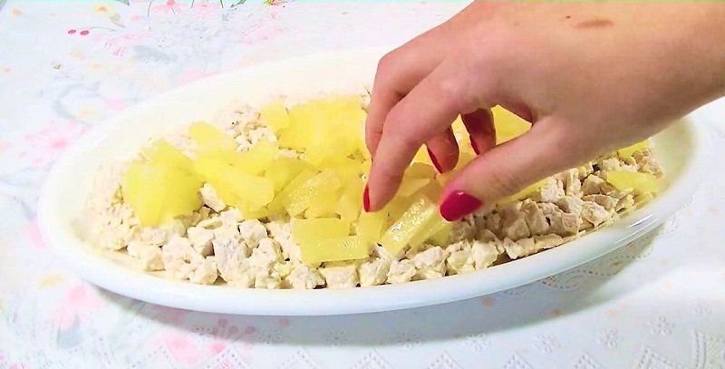 салат с ананасами