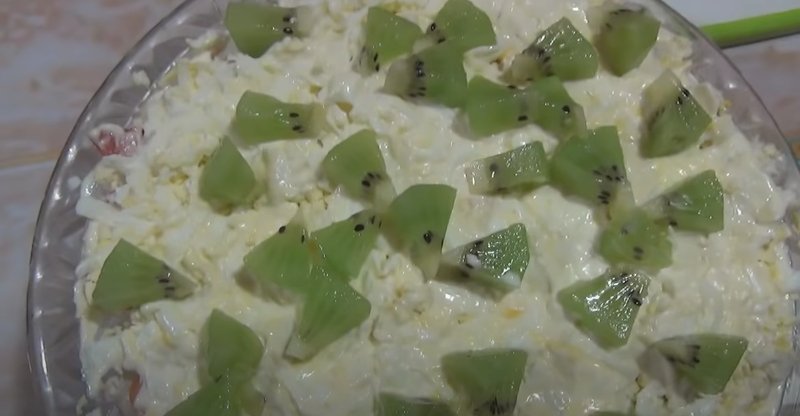 салат с сыром и киви