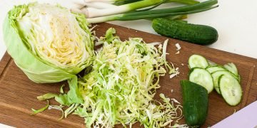 салат из молодой капусты