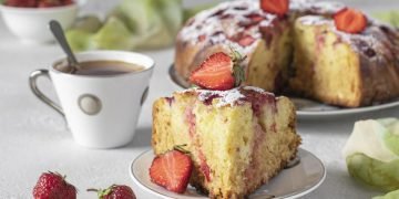 шарлотка с клубникой