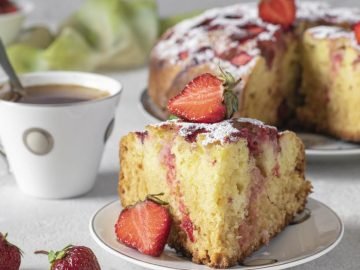 шарлотка с клубникой