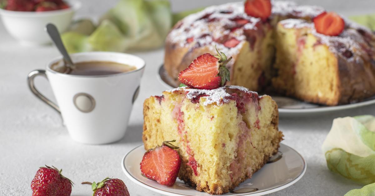 шарлотка с клубникой