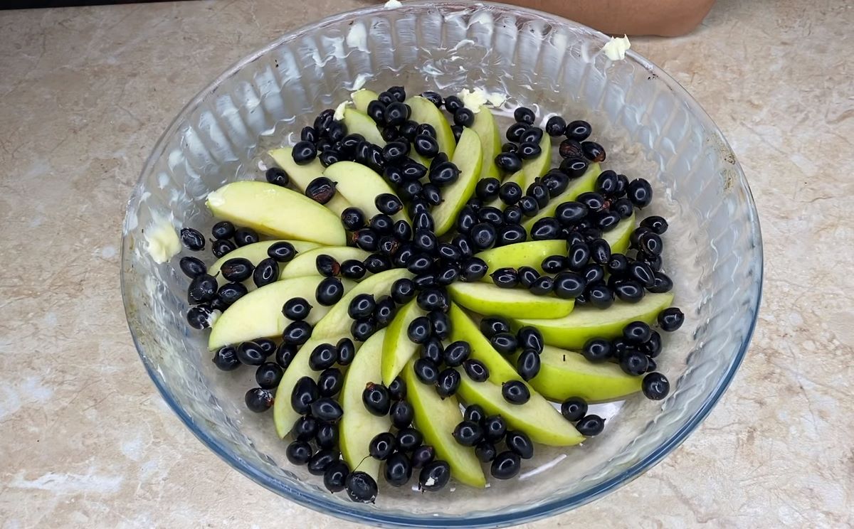 яблочная шарлотка с ягодами