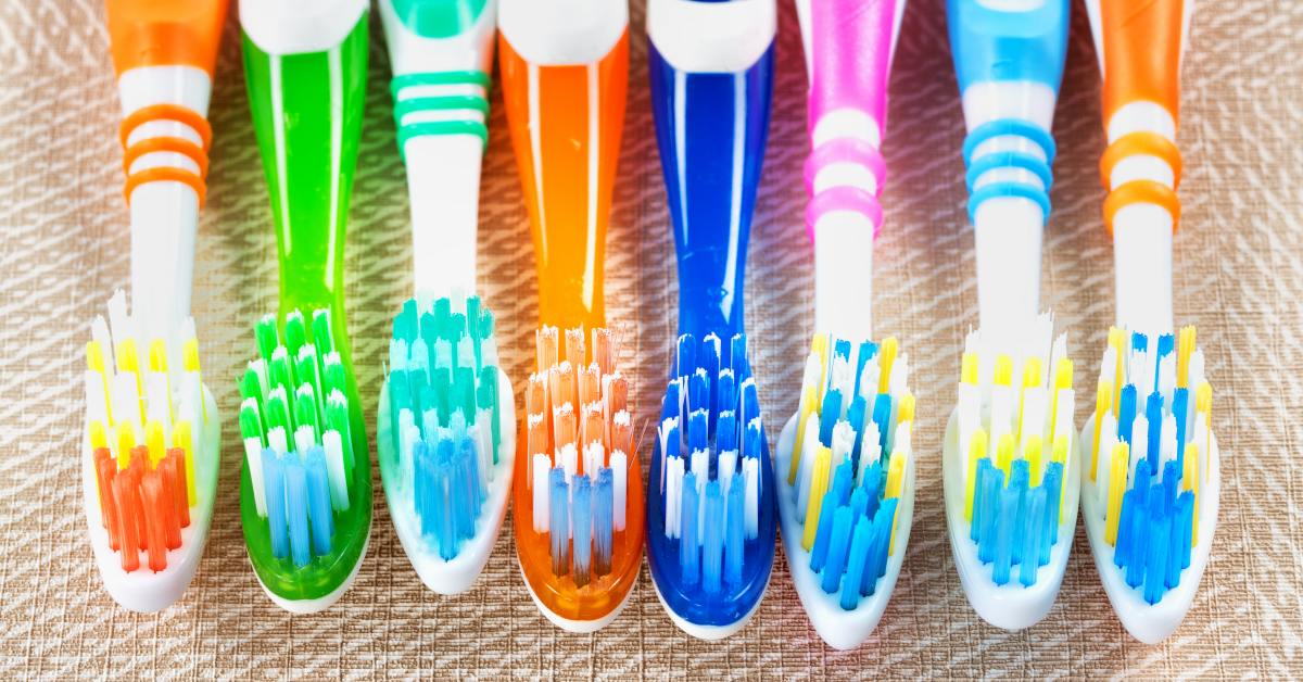 Щетина зубных щеток: почему она разноцветная