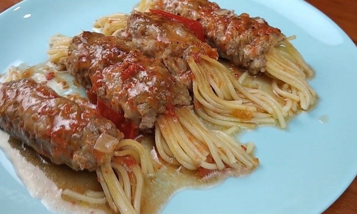 Макароны гнезда с томатным соусом. Спагетти с фаршем. Спагетти с фаршем и томатной пастой. Спагетти с фаршем в томатном соусе. Спагетти с фаршем в духовке.