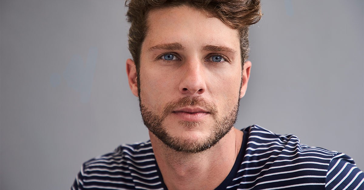 Строгий мужчина