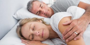 Супруги в спальне