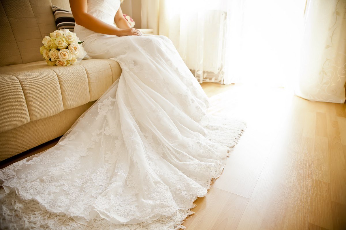 Невесты в свадебном платье со спины