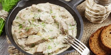 Свиная печень в сметане