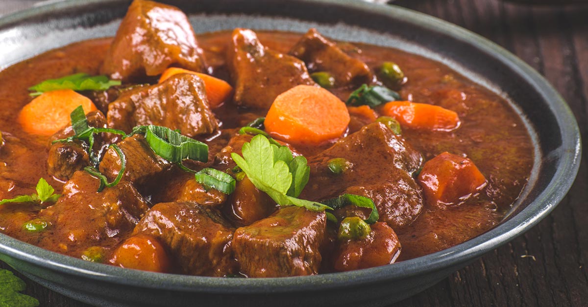 100 грамм мяса на тарелке. тушенка 100 грамм. томленная говяжья вырезка. мясо по бургундски. мясо по венгерски.